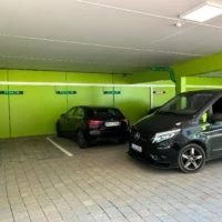 Digitale LED Parkplatzschilder in Tiefgarage mit Anzeige freier Stellplätze in Echtzeit
