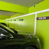 Digitale Stellplatzanzeige LED in Parkgarage mit klarer Nummernkennzeichnung