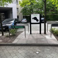 LED Parkplatzanzeige im Außenbereich mit reserviertem Stellplatz und E-Ladestation