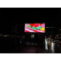 Outdoor LED Anzeigetafel bei Nacht für auffällige Werbung mit Skyleds